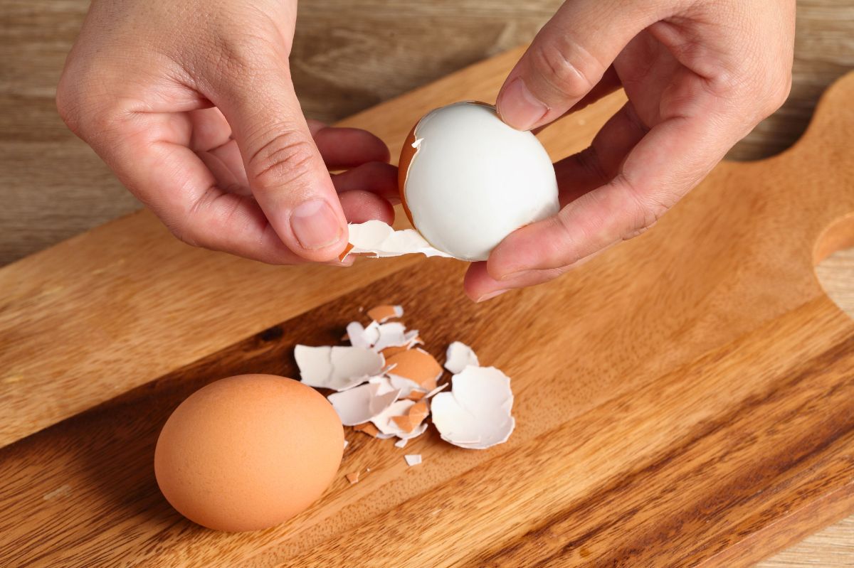Całe życie źle obierałeś jajka. Szef kuchni odkrył "świętego Graala" kuchennych trików