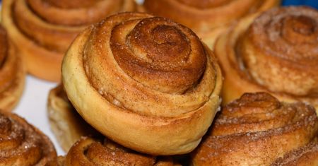 Cynamonki jak z najlepszej cukierni. Znikną z talerza w mgnieniu oka