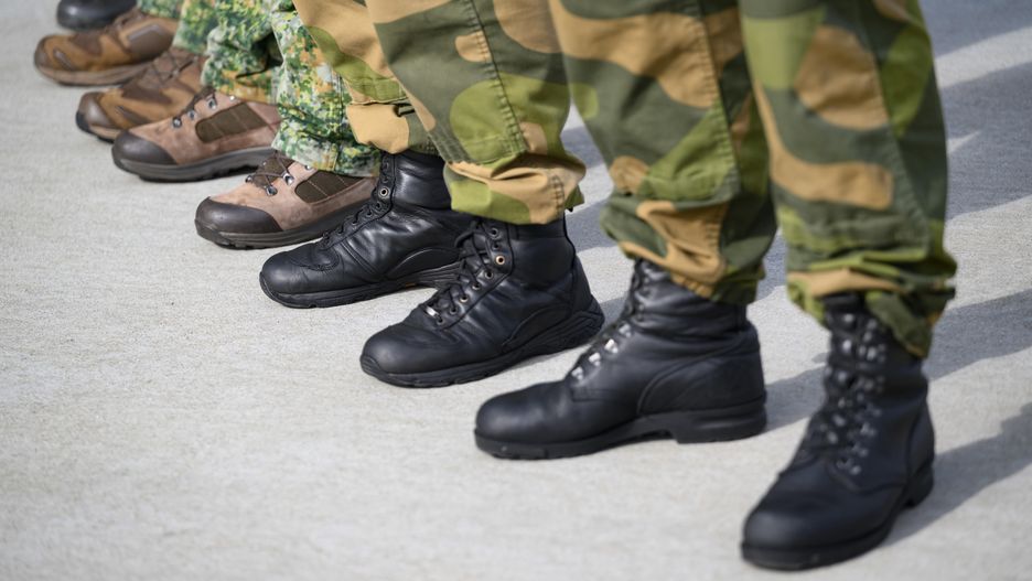 Żołnierze na terenie 31. Bazy Lotnictwa Taktycznego 