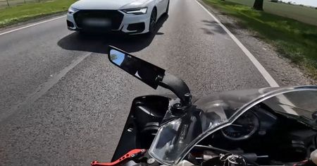 Brawurowa jazda na drodze krajowej nr 15. Kierowca Audi wyprzedzał "na trzeciego"
