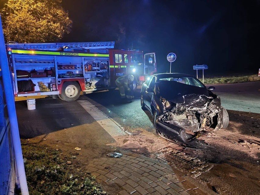 Radiowóz i osobówka rozbite. Wypadek na skrzyżowaniu