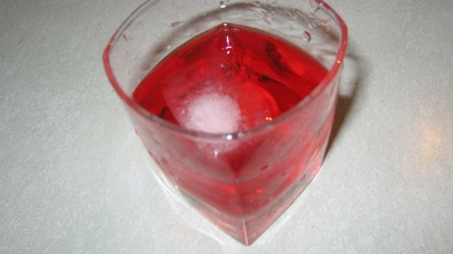 Koktajl żurawinowy w butelce, o obniżonej zawartości kalorii z dodatkiem wapnia, sacharyny i syropu kukurydzianego