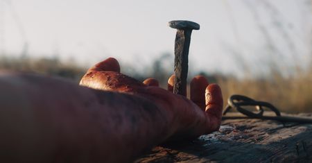 Kontrowersyjna wystawa. Ochotnicy zawisną na krzyżu