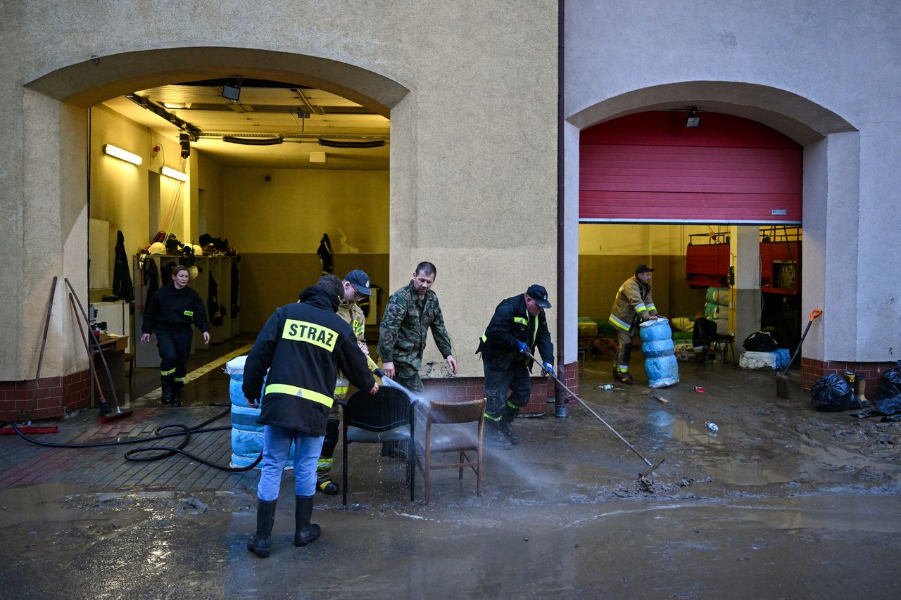 Sprzątanie po powodzi w Lądku-Zdroju