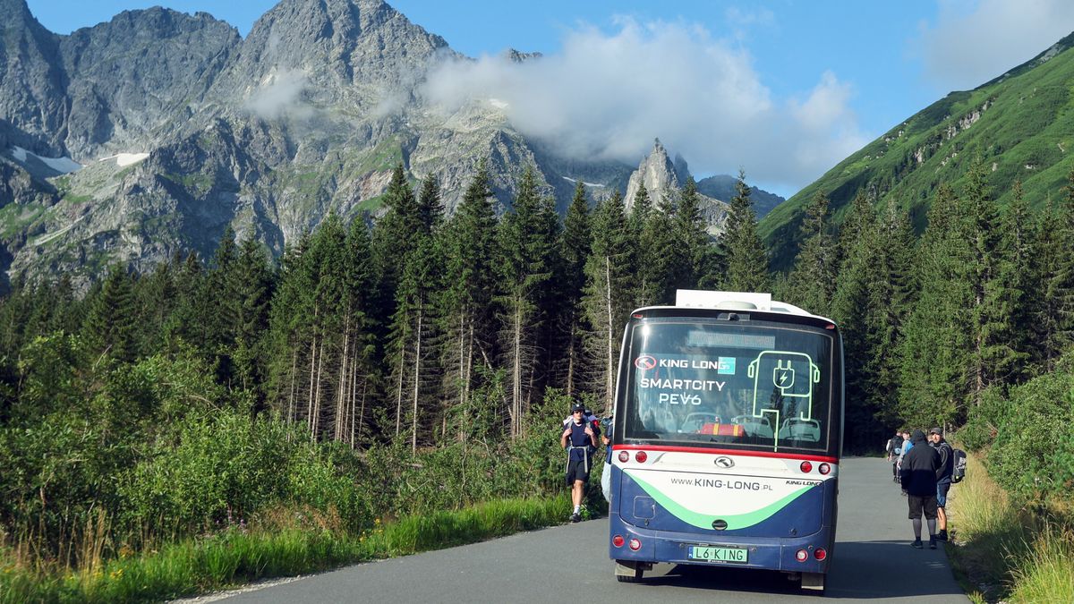 Bus elektryczny podczas jazdy testowej