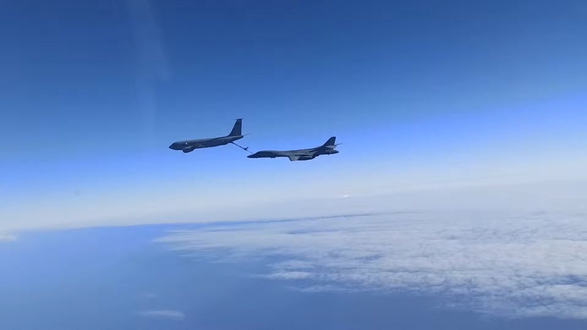 Bombowiec B-1B oraz latająca cysterna KC-135 