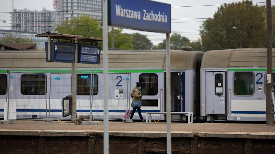 pociąg kolej przystanek pasażerowie pasażer pociągi pkp peron podróż