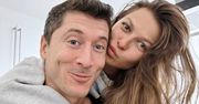 Robert Lewandowski chwali się czułościami z żoną! Pokazał zdjęcie z LEŻĄCĄ NA NIM Anią (FOTO)