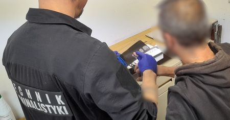 Włamał się do wieży ratowniczej, a potem pijany zasnął na skradzionych noszą