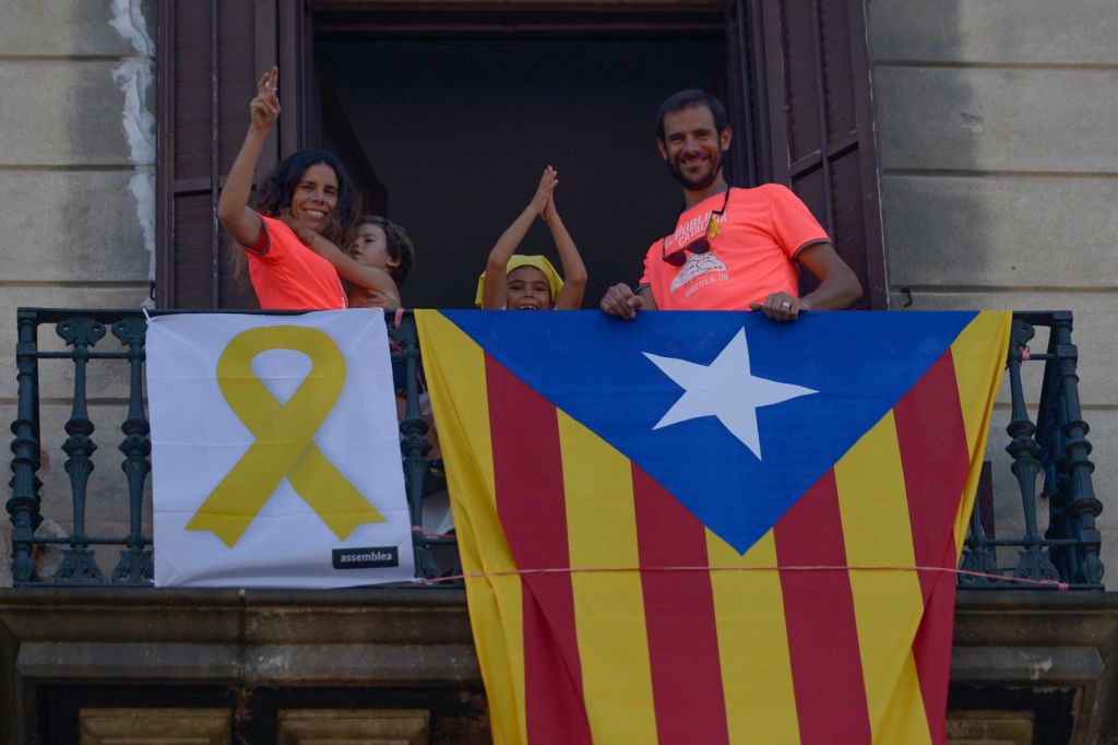 11 września na ulicach Barcelony i innych katalońskich miast można ujrzeć powiewające na balkonach i masztach flagi