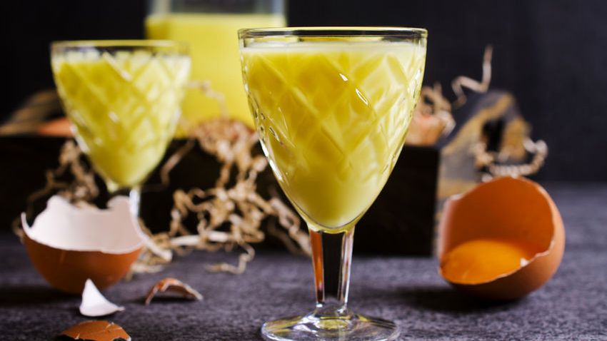 Napój o smaku ajerkoniaku w proszku przygotowany z mlekiem pełnotłustym