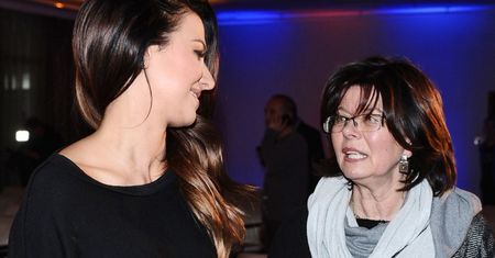 Dumna żona Anna Lewandowska obserwuje piłkarskie zmagania Roberta z MAMĄ na kanapie (FOTO)