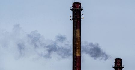 Tarnowskie Góry. Gigantyczny komin powalony na ziemię. Jest nagranie