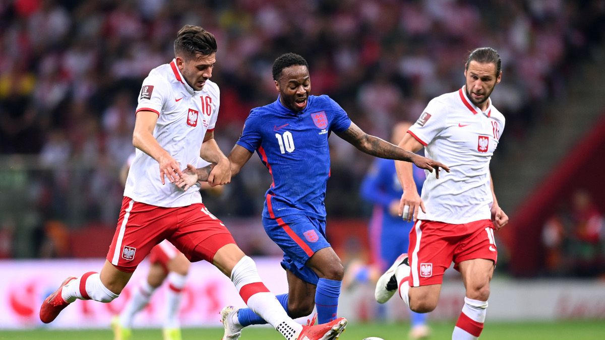 Getty Images / Na zdjęciu: Raheem Sterling oraz Grzegorz Krychowiak i Jakub Moder