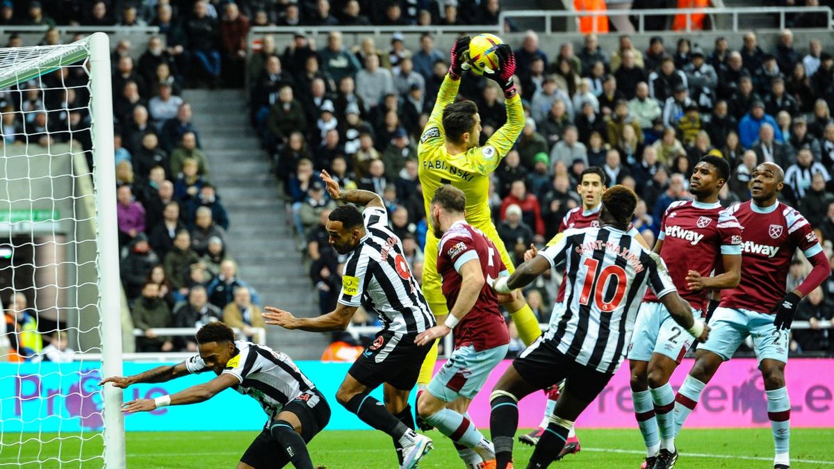 Łukasz Fabiański łapiący piłkę podczas meczu Newcastle United - West Ham United