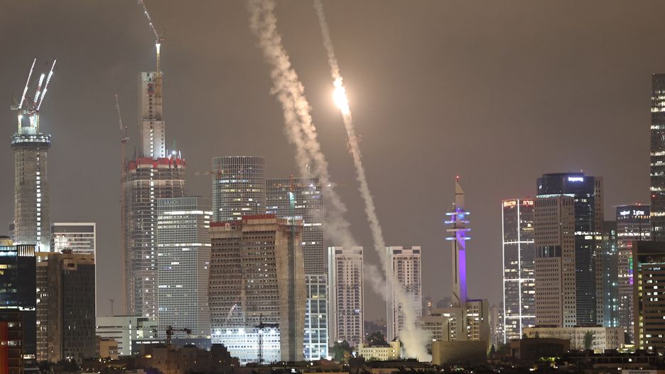 epaselect epa12176279 Israel's Iron Dome air defense system intercepts ballistic missiles fired from Iran over the city of Tel Aviv, Israel, 15 June 2025. Israel's military identified the missiles as being launched from Iran toward Israeli territory in retaliation for overnight airstrikes on Iranian targets. EPA/ATEF SAFADI Dostawca: PAP/EPA.