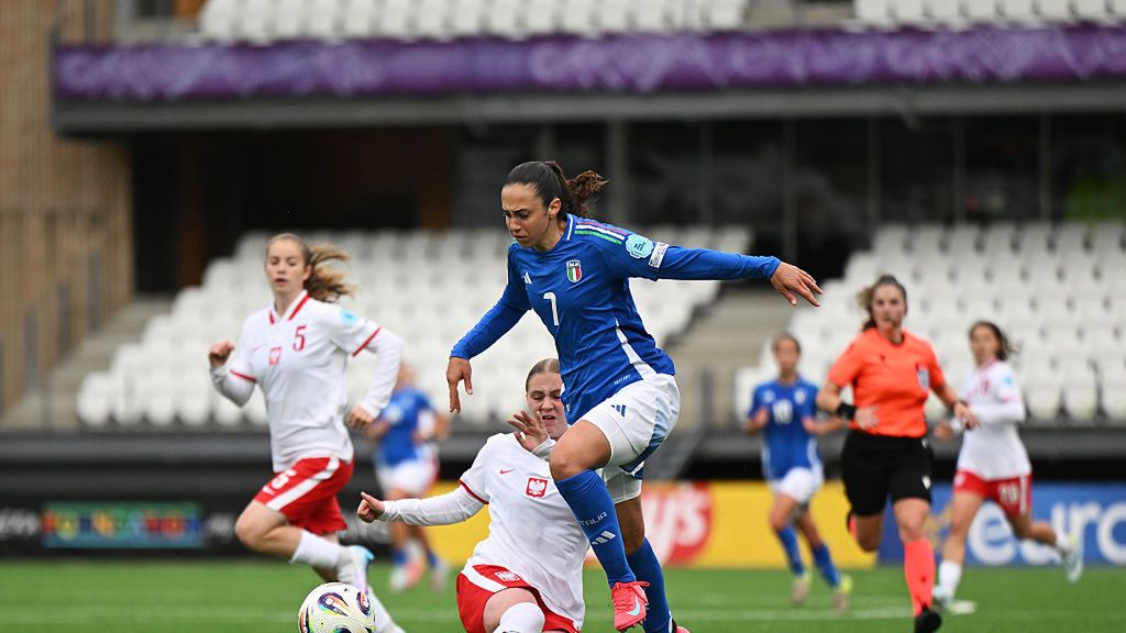 Getty Images / Shauna Clinton/UEFA / Na zdjęciu: Maria Ostopinka w walce o piłkę