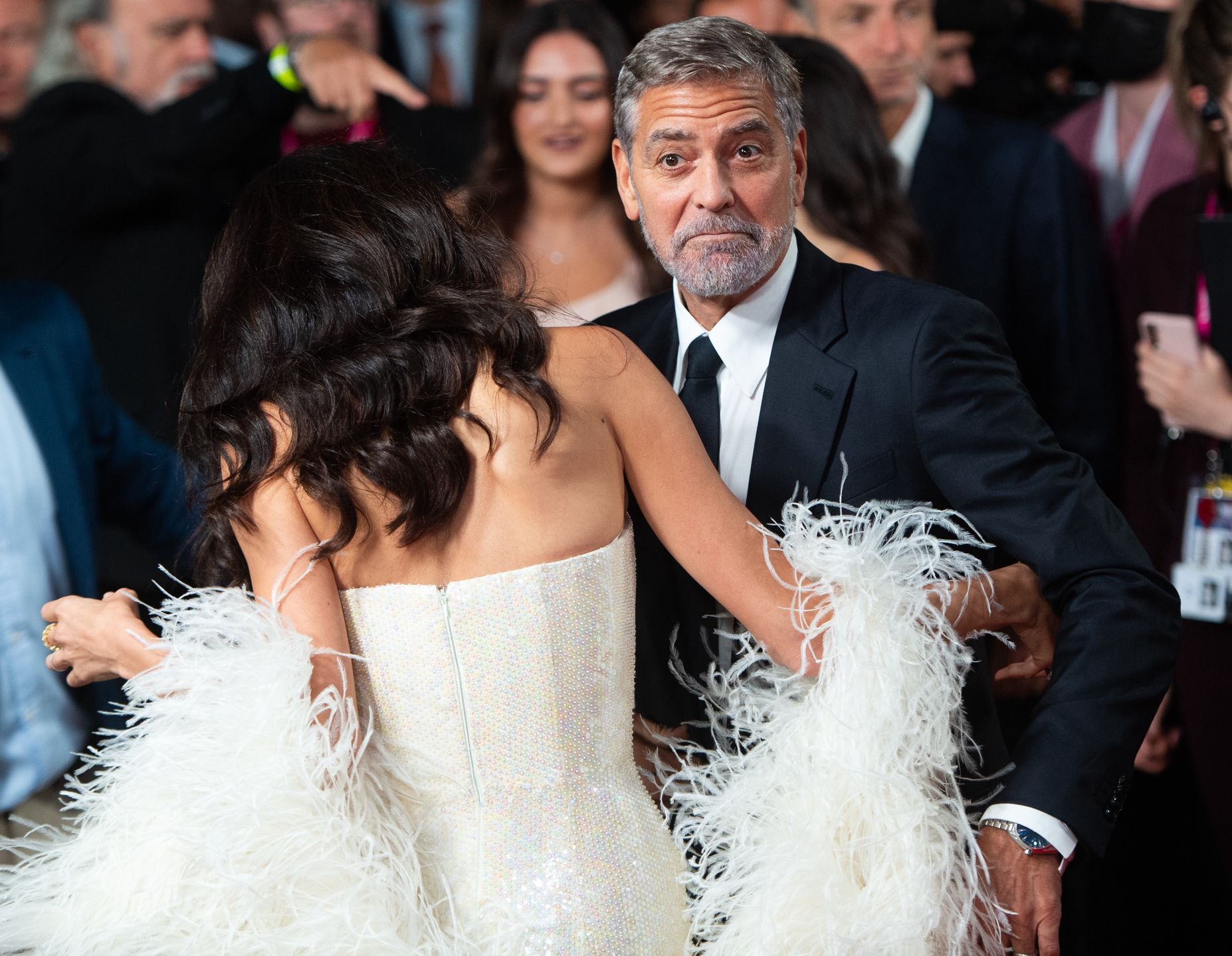 George Clooney ratuje Amal z opresji na czerwonym dywanie