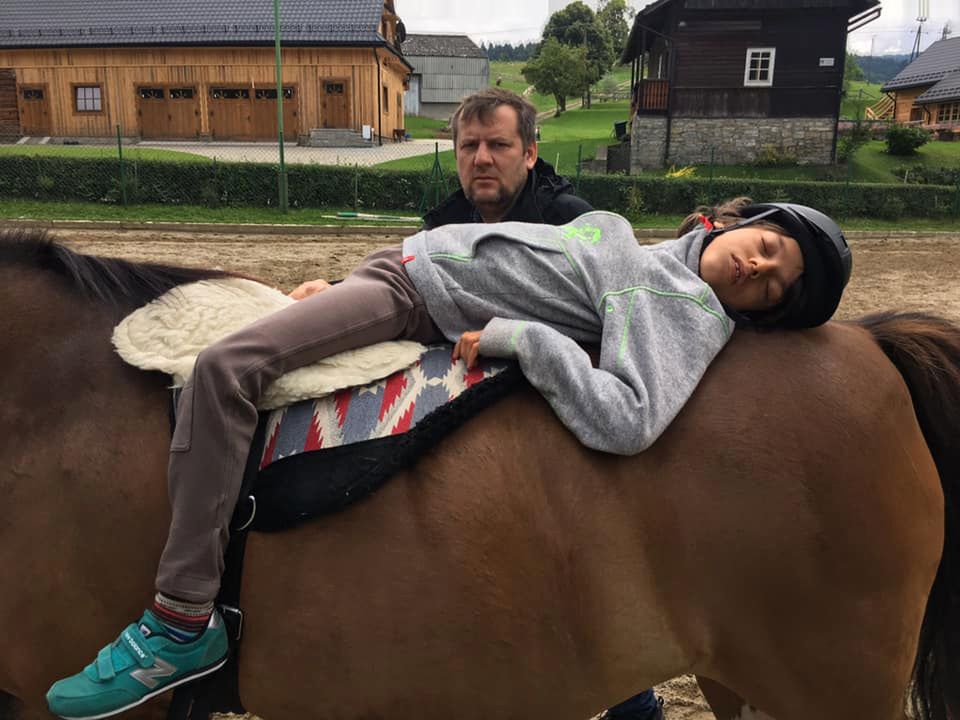 Podopieczni fundacji i ich rodzice zyskują lepsze samopoczucie dzięki spotkaniom z końmi