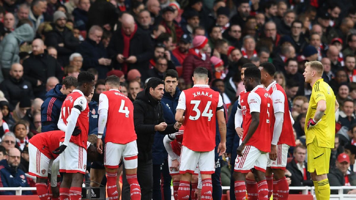 Zdjęcie okładkowe artykułu: Getty Images / alks to his players during the Premier League match between Arsenal FC and Brentford FC at Emirates Stadium on February 11, 2023 in London, England. (Photo by David Price/Arsenal FC / Na zdjęciu: piłkarze Arsenalu FC
