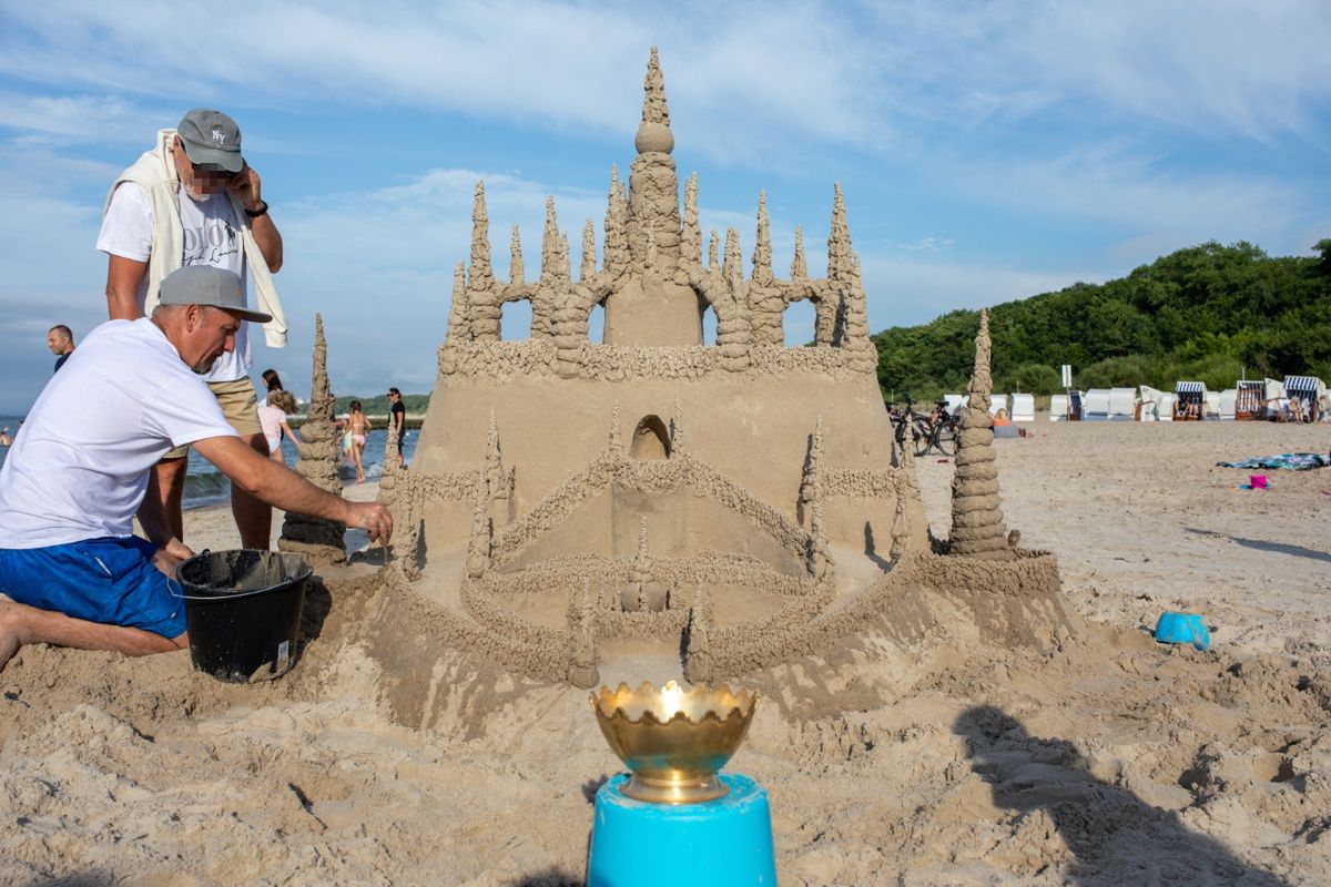 W sezonie Grzegorz Pawlewski buduje kilkanaście zamków z piasku