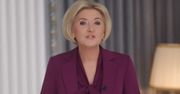 Agata Duda w purpurowej marynarce i koszuli z modną kokardą przemawia podczas oficjalnego wystąpienia. Udana stylizacja? (WIDEO)