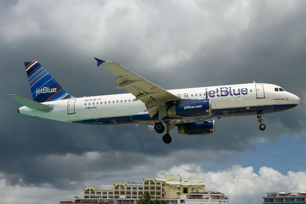 Awaryjne lądowanie samolotu JetBlue. Przez silne turbulencje 24 osoby trafiły do szpitala