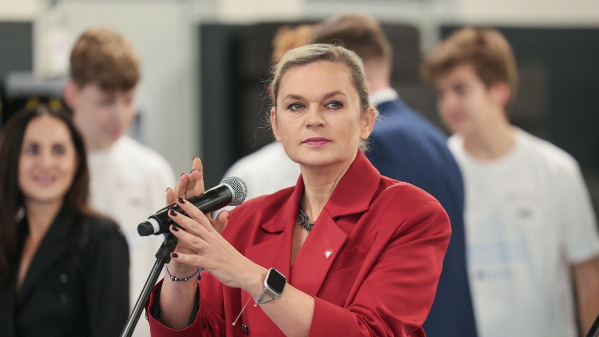 Konferencja minister Nowackiej w siedzibie Mercedesa
Fot. Mateusz Grochocki/East News, Janki, 02.10.2025. Konferencja minister Barbary Nowackiej (n/z) w siedzibie Mercedesa (MB Motors) dot. wspolpracy przy realizacji pierwszego w Polsce programu nauki zawodu technik elektromobilnosci.
Mateusz Grochocki