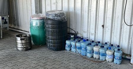 Nielegalna destylarnia rozbita. Policja zabezpieczyła zacier