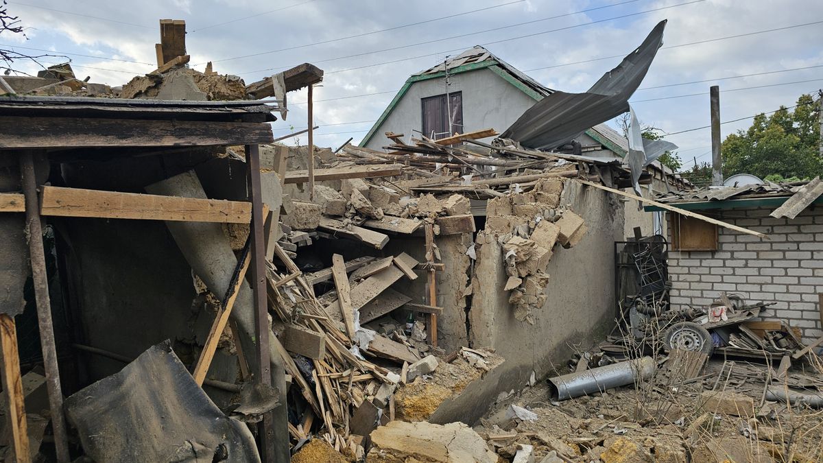 1 dead, 10 injured after Russian shelling hits residential areas in Ukraine's Kherson
KHERSON, UKRAINE - AUGUST 13: (----EDITORIAL USE ONLY - MANDATORY CREDIT - 'KHERSON REGIONAL MILITARY ADMINISTRATION OF UKRAINE / HANDOUT' - NO MARKETING NO ADVERTISING CAMPAIGNS - DISTRIBUTED AS A SERVICE TO CLIENTS---- ) A view of the damage in the city as at least 1 died, 10 injured after Russian shelling hits residential areas according to the Kherson Regional Military Administration, in Kherson, Ukraine on August 13, 2024.The administration reported that after eight hours of relentless strikes, ten people were injured, and a woman tragically lost her life despite efforts by doctors to save her. Among the injured are two young girls, aged 5 and 7, who are experiencing severe stress reactions. (Photo by Kherson Regional Military Administration / Handout/Anadolu via Getty Images)
Anadolu
war continues, russian missile, attack, hit, residential buildings, damage, russia-ukraine war, injured