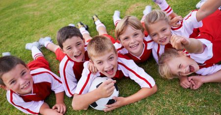 Zajęcia sportowe dla uczniów coraz droższe. Basen potrafi kosztować więcej niż klubowe treningi