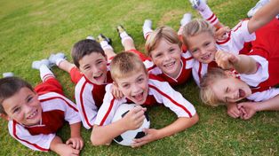 Zajęcia sportowe dla uczniów coraz droższe. Basen potrafi kosztować więcej niż klubowe treningi