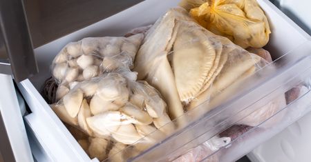 Pierogi na święta mrozić surowe czy ugotowane? Rada teściowej mnie zaskoczyła