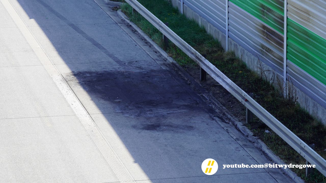 Ślad po spaleniu auta kia na autostradzie A1