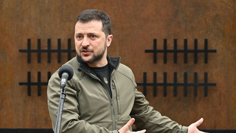 Prezydent Zelenski we wsi Jahidne, w rocznic? jej wyzwolenia
Ukrainian President Volodymyr Zelensky speaks in front of a memorial plaque outside the school in the village of Yahidne, Chernihiv region, in the basement of which the residents were jailed during the Russian occupation on April 3, 2023 during a visit to mark the first anniversary of the village liberation, amid the Russian invasion of Ukraine. (Photo by Sergei SUPINSKY / AFP)
SERGEI SUPINSKY