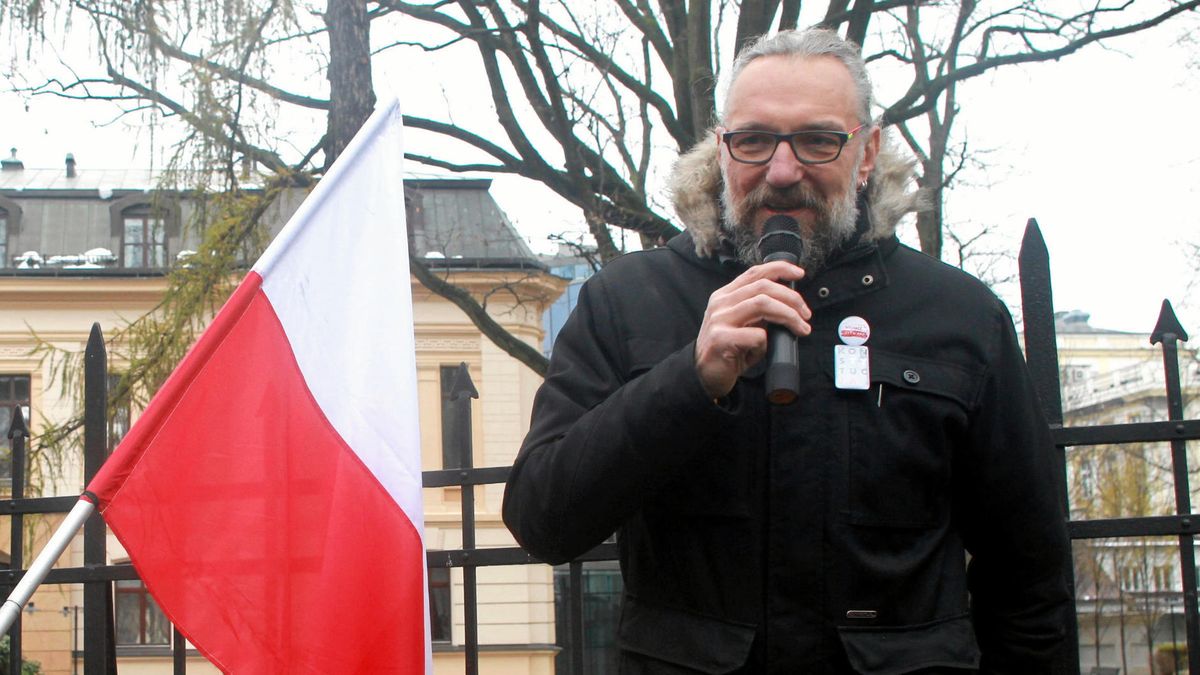 Mateusz Kijowski przed budynkiem Trybunału Konstytucyjnego podczas demonstracji "Stypa po Trybunale Konstytucyjnym"