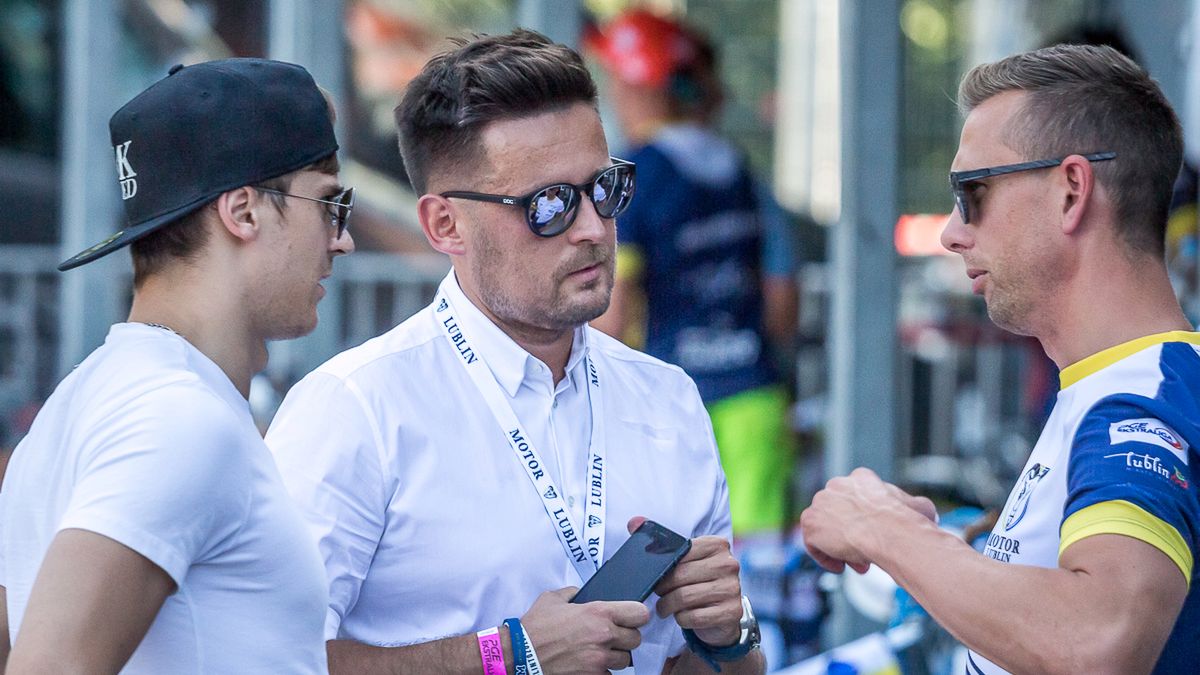 WP SportoweFakty / Michał Chęć / Na zdjęciu: prezes Speed Car Motoru Lublin, Jakub Kępa (w środku), w rozmowie z Grzegorzem Zengotą (z lewej) i Andreasem Jonssonem (z prawej)