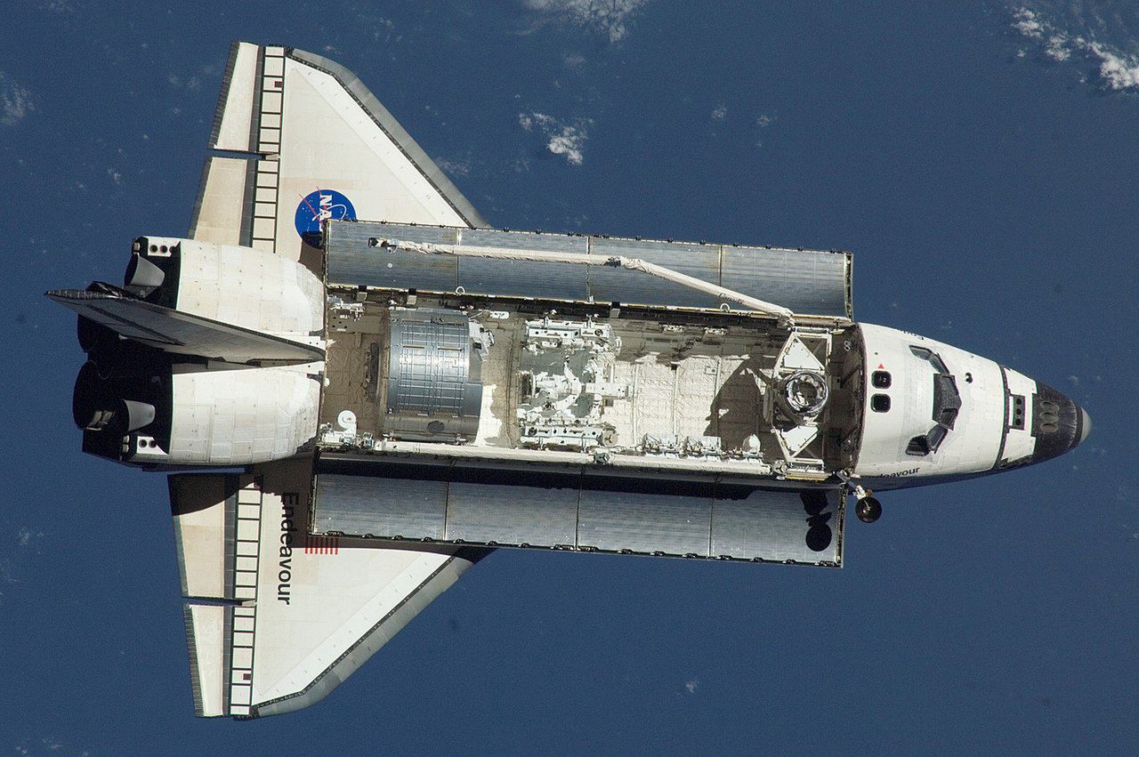 Prom Endeavour z otwartą ładownią. Widoczny moduł japońskiej stacji badawczej Kibo, stanowiącej część ISS