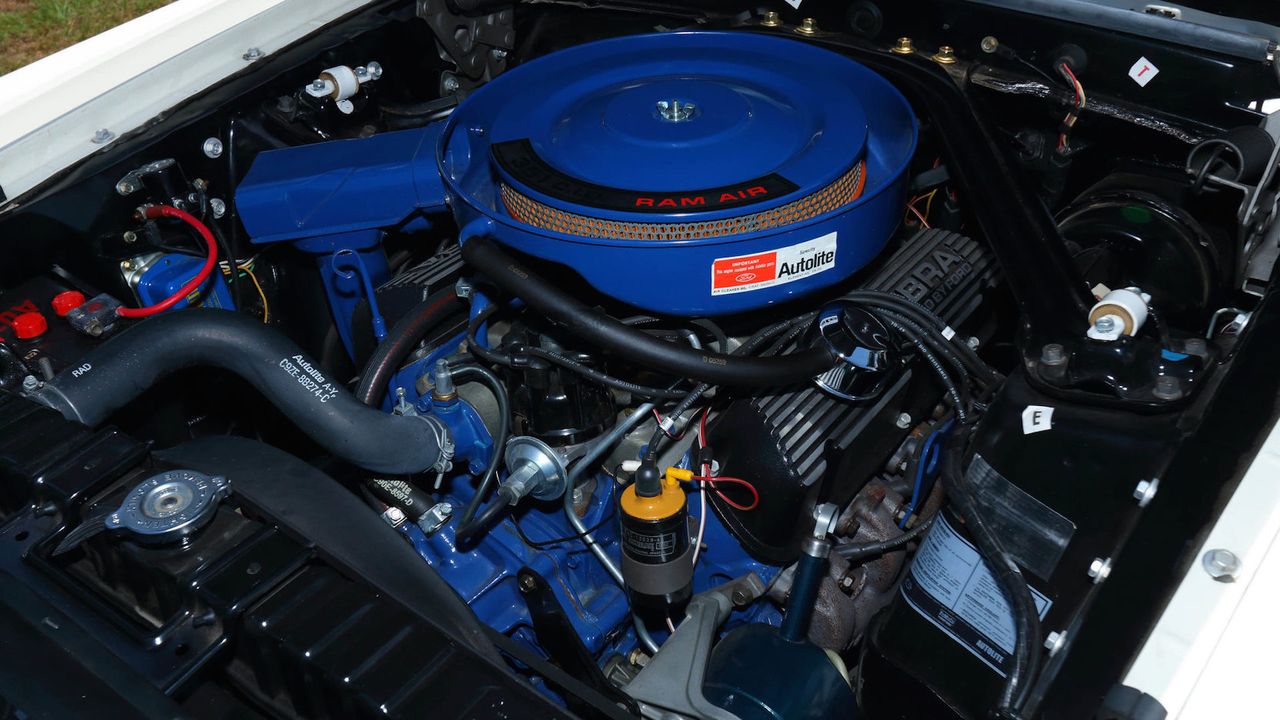 Auto wyposażono w 351-calowy silnik V8, co daje 5,8 litra pojemności. Moc to 290 KM, a motor współpracuje z 4-biegowym manualem.