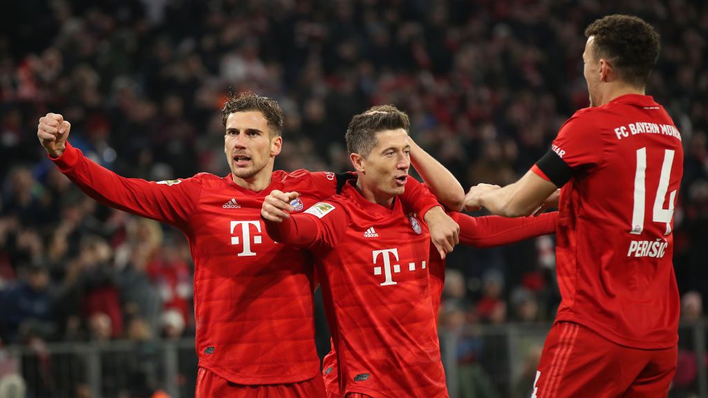 Robert Lewandowski świętujący zdobycie bramki z kolegami z zespołu