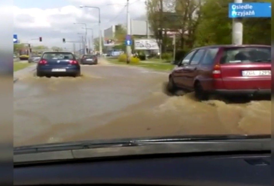 Zalana ulica Powstańców Śląskich. Samochody przedzierały się przez wodę