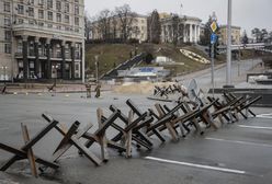 Kijów przygotowuje się do oblężenia. Na ulicach coraz więcej przeciwpancernych "jeży"
