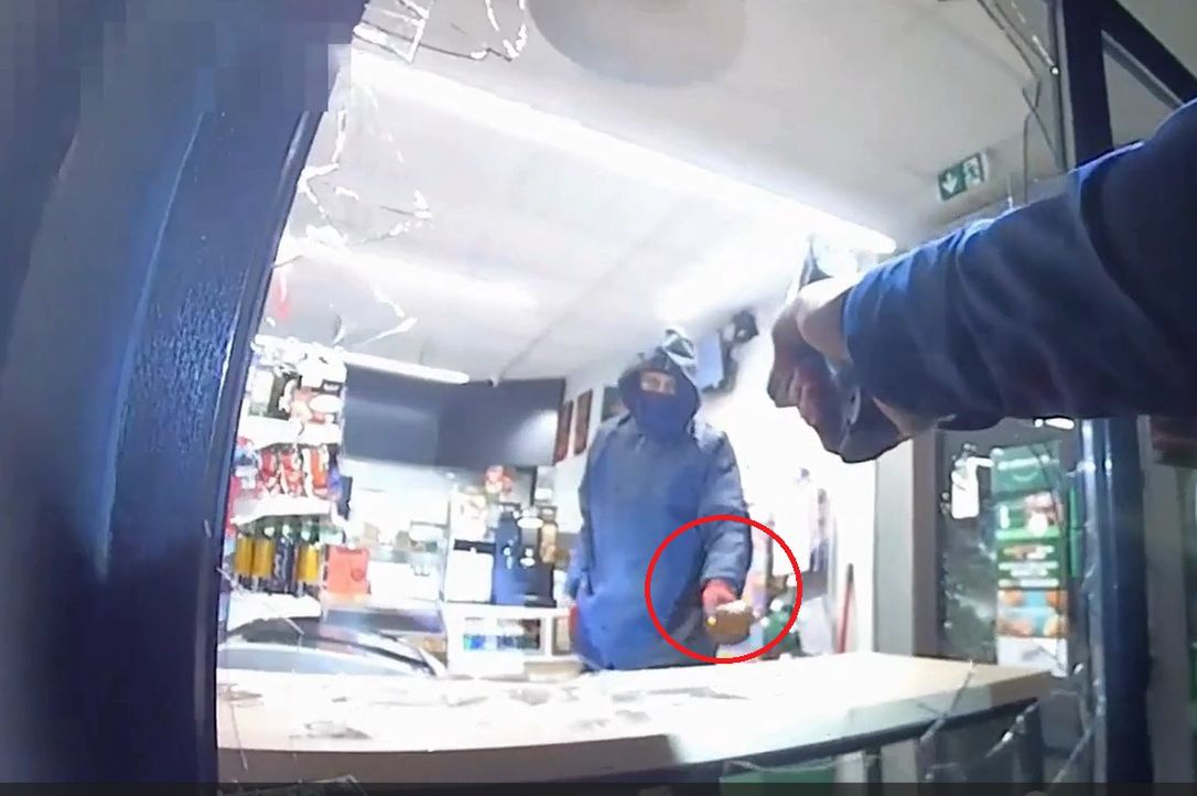 "Odłóż młotek". Brawurowa akcja policji. Złapali go na gorącym uczynku