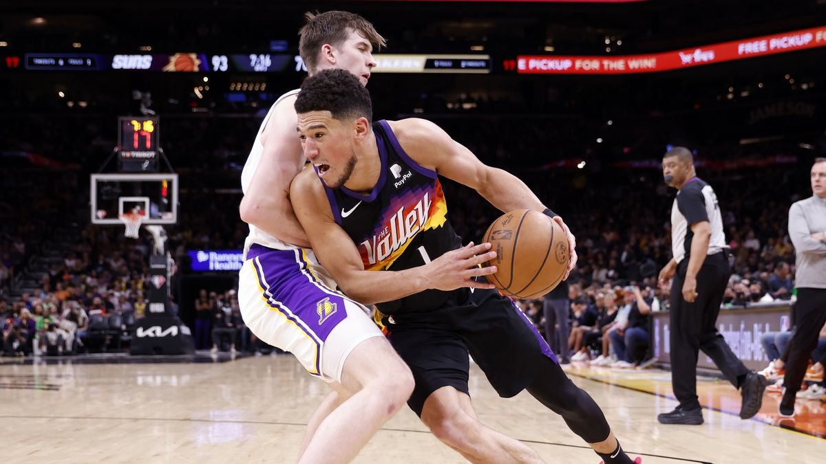 Devin Booker (z piłką) i Austin Reaves