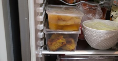 Jak uniknąć zatrucia z lodówki? Zwróć uwagę na te objawy