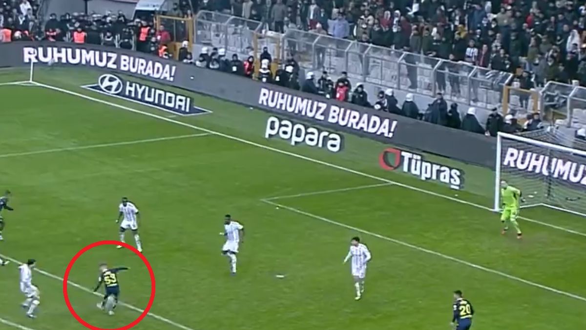 Twitter / beIN Sports / Na zdjęciu: uderzenie Sebastiana Szymańskiego