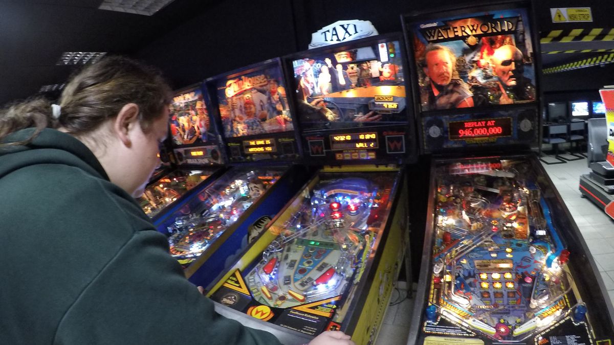Jakub Tkacz w swoim interaktywnym muzeum flipperów i gier arcade