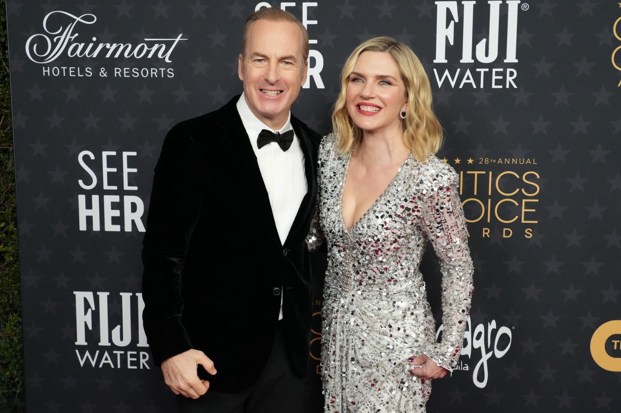 Bob Odenkirk i Rhea Seehorn na gali Critics Choice Awards w styczniu 2023 r.