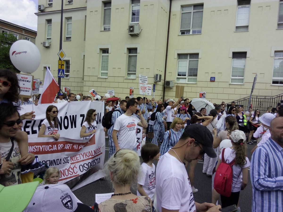 Demonstracja antyszczepionkowców w Warszawie. Podobne poglądy reprezentuje część polityków z rządzącej koalicji (Wikimedia Commons) 