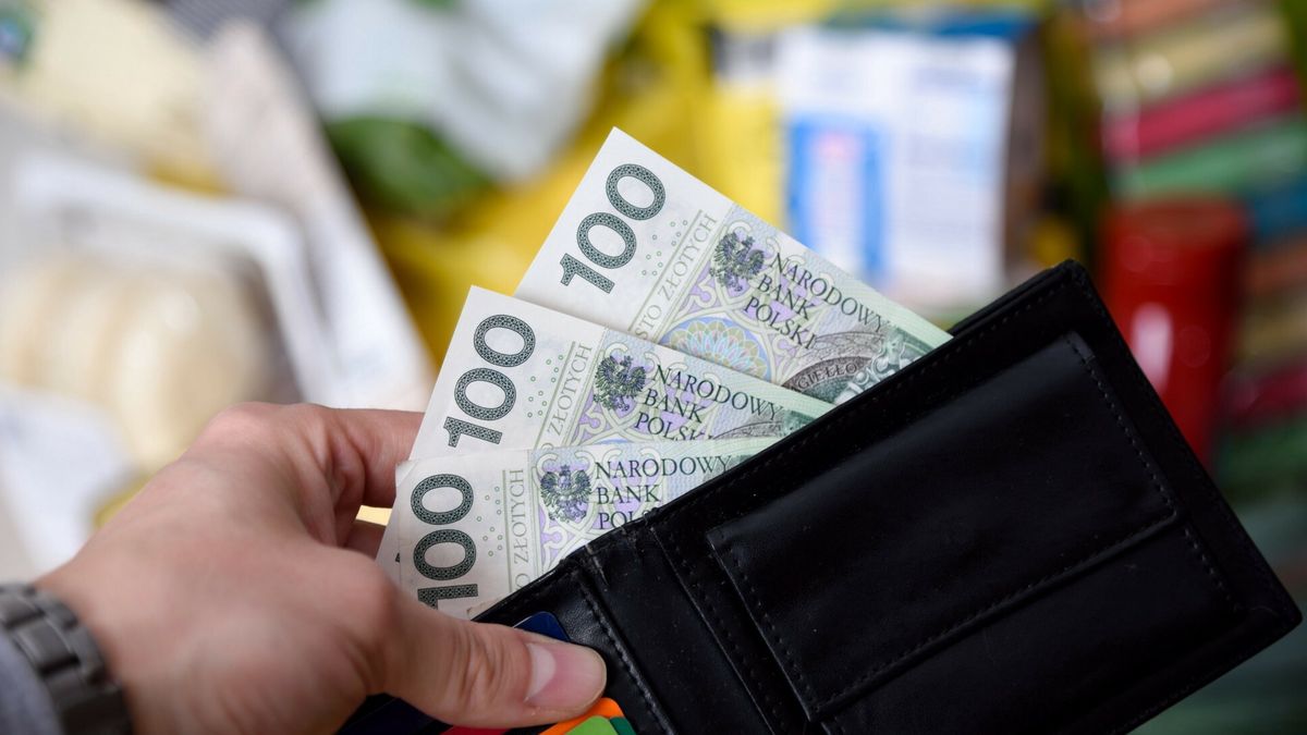 Zjawisko spirali inflacyjnej polega na samoczynnie występującym mechanizmie dostosowania cenowego, który ma na celu zabezpieczenie realnej wartości dochodów. 